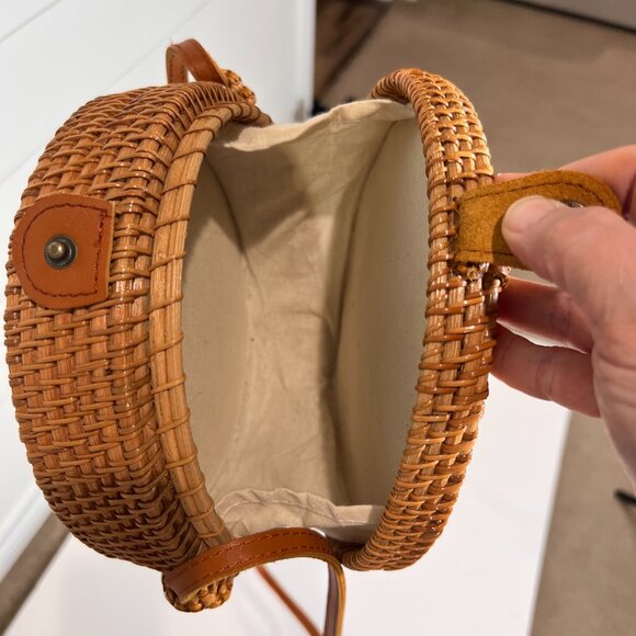 Round Straw Purse with Snap Closure - Picture 6 of 6